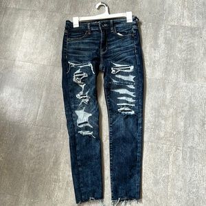 American Eagle Size 4 ripped jeans. Excellent condition.
